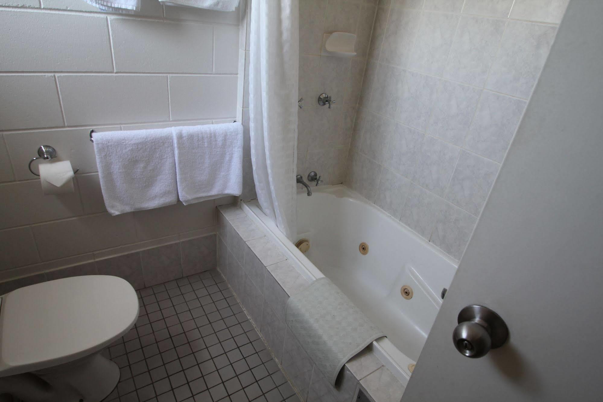 Colonial Rose Motel Townsville Bagian luar foto